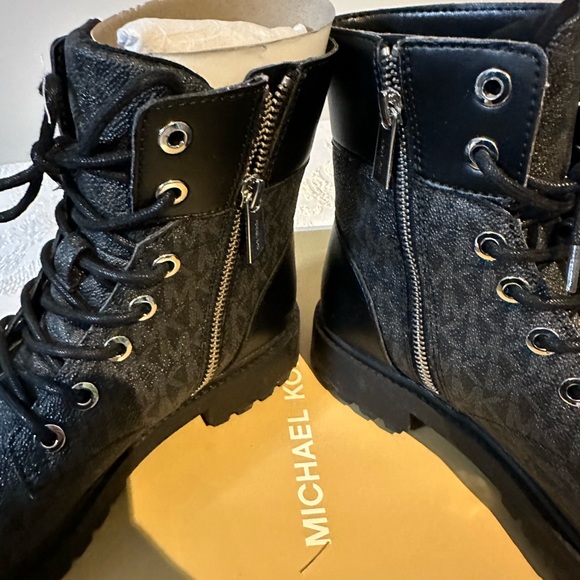 Michael Kors - Picture 2 of 7